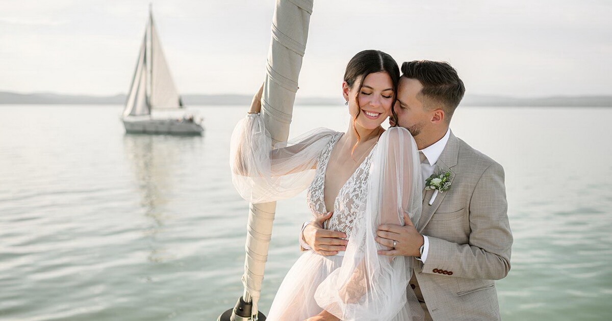 Sári és Balázs vitorláson